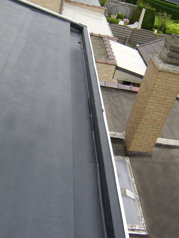 SecuOne-EPDM van I.R.S-Btech op twee daken in Hamme